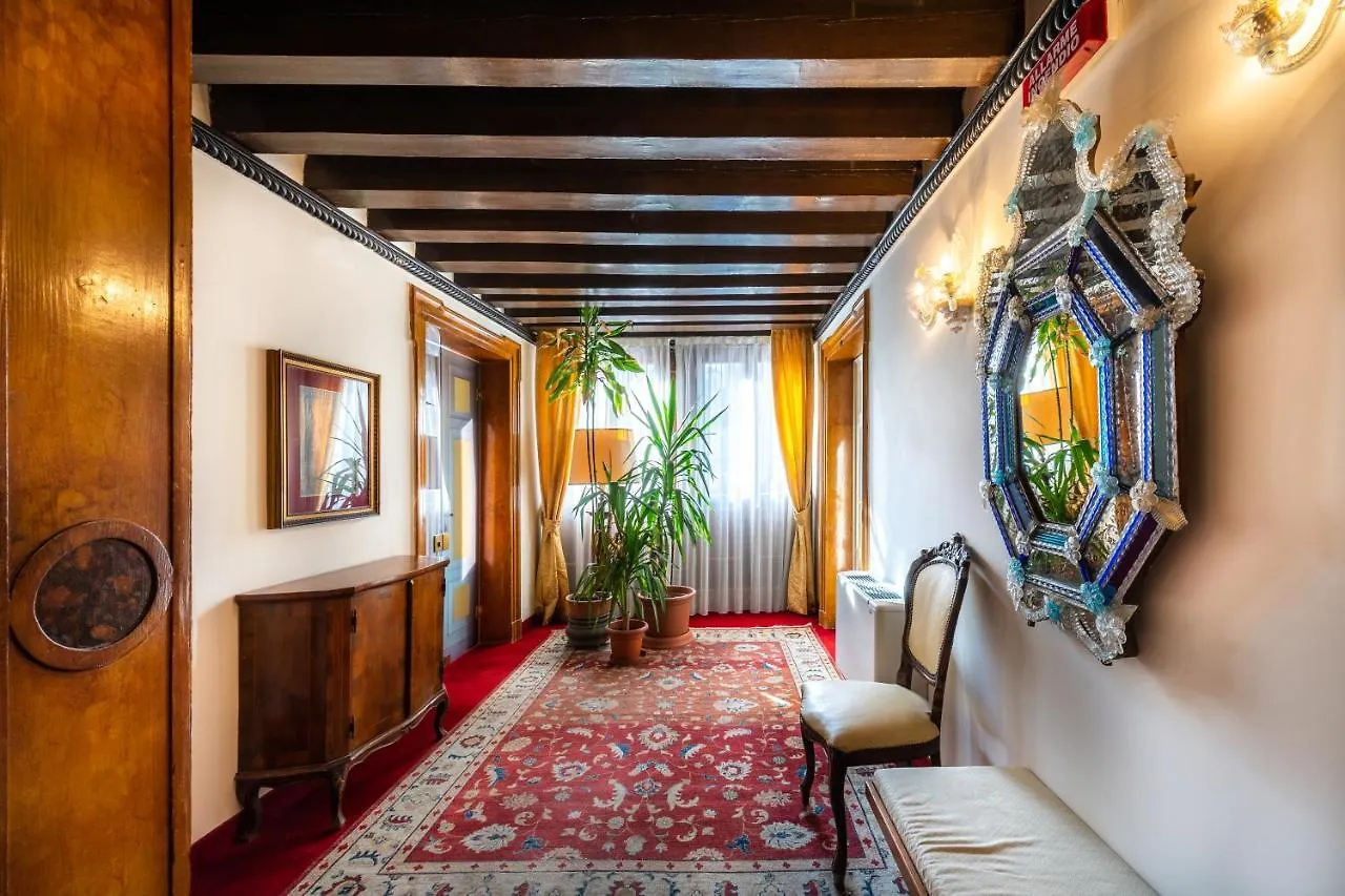 Hotel Scandinavia - Relais Venezia 3*,